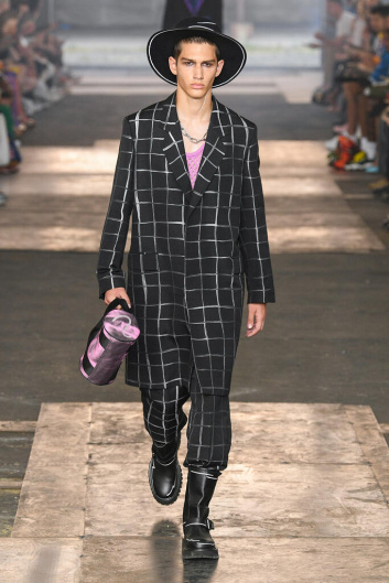 Fotoservizio/SS 2023/MEN/SFILATA/MOSCHINO/DP2/13