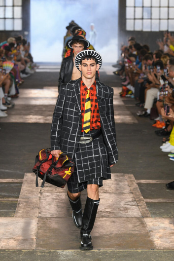 Fotoservizio/SS 2023/MEN/SFILATA/MOSCHINO/DP2/9