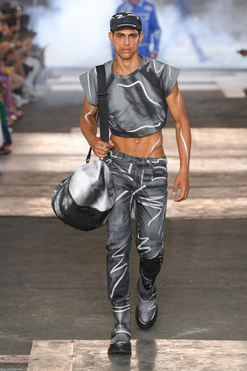 Fotoservizio/SS 2023/MEN/SFILATA/MOSCHINO/DP2/3