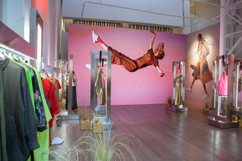 Fotoservizio/SS 2023/WOMEN/PRESENTAZIONE/HERNO/DP2/2