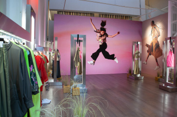 Fotoservizio/SS 2023/WOMEN/PRESENTAZIONE/HERNO/DP2/3