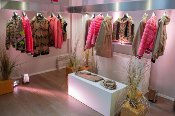 Fotoservizio/SS 2023/WOMEN/PRESENTAZIONE/HERNO/DP2/5