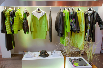 Fotoservizio/SS 2023/WOMEN/PRESENTAZIONE/HERNO/DP2/8