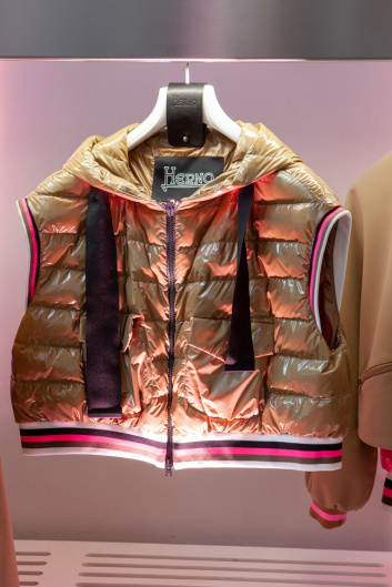 Fotoservizio/SS 2023/WOMEN/PRESENTAZIONE/HERNO/DP2/18