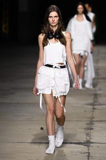 Fotoservizio/SS 2023/WOMEN/SFILATA/ONITSUKA TIGER/DP2/1