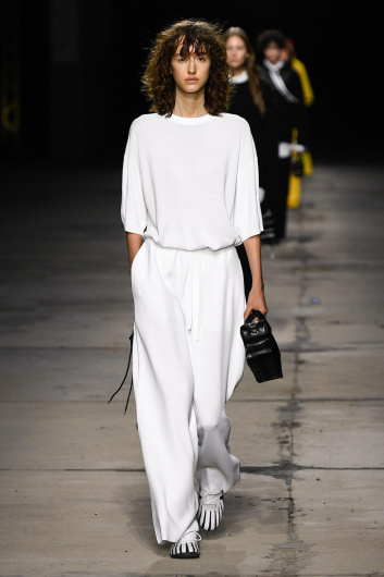 Fotoservizio/SS 2023/WOMEN/SFILATA/ONITSUKA TIGER/DP2/19