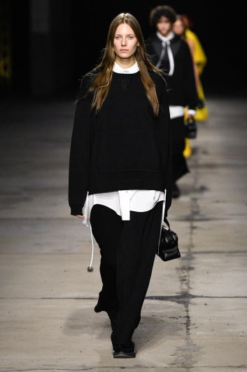 Fotoservizio/SS 2023/WOMEN/SFILATA/ONITSUKA TIGER/DP2/20