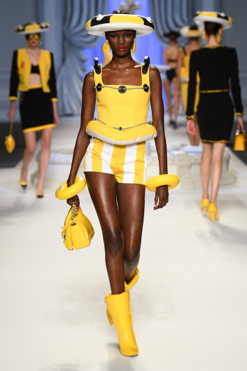 Fotoservizio/SS 2023/WOMEN/SFILATA/MOSCHINO/DP2/5