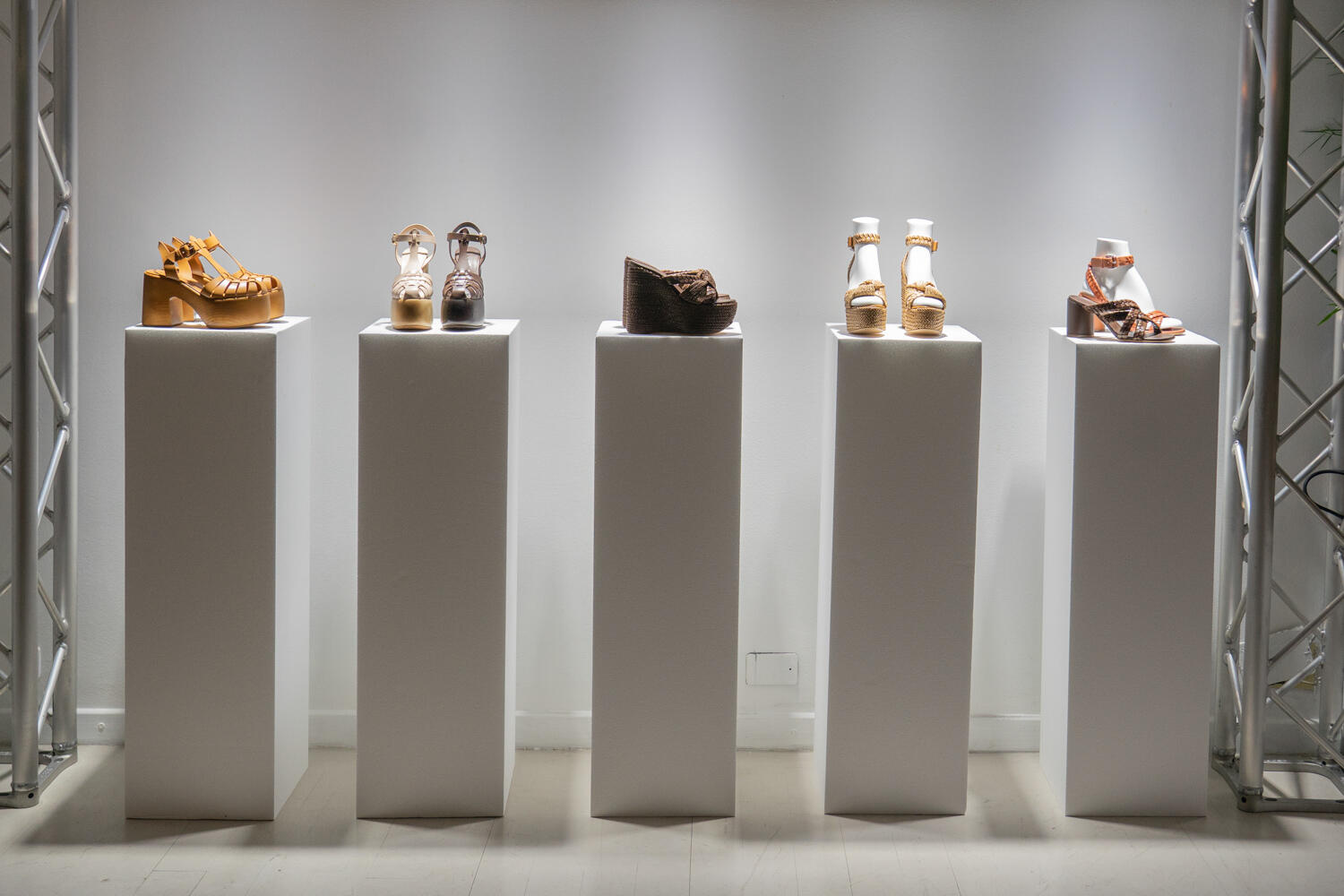 Fotoservizio/SS 2023/WOMEN/PRESENTAZIONE/CASADEI/DP2/3