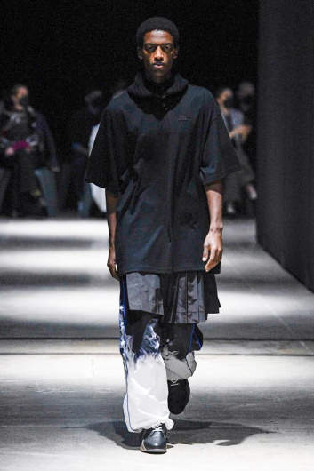Fotoservizio/FW 22-23/WOMEN/SFILATA/ONITSUKA TIGER/DP2/1