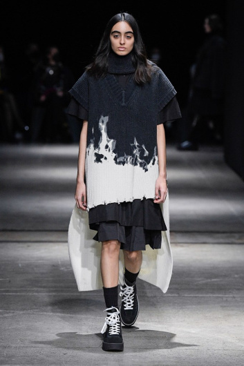 Fotoservizio/FW 22-23/WOMEN/SFILATA/ONITSUKA TIGER/DP2/27