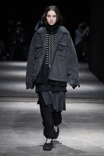 Fotoservizio/FW 22-23/WOMEN/SFILATA/ONITSUKA TIGER/DP2/28