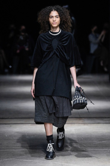 Fotoservizio/FW 22-23/WOMEN/SFILATA/ONITSUKA TIGER/DP2/23