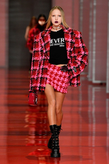 Fotoservizio/FW 22-23/WOMEN/SFILATA/VERSACE/DP2/3