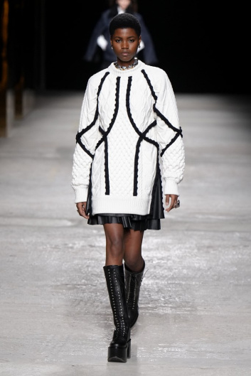 Fotoservizio/FW 22-23/WOMEN/SFILATA/PORTS 1961/DP2/1