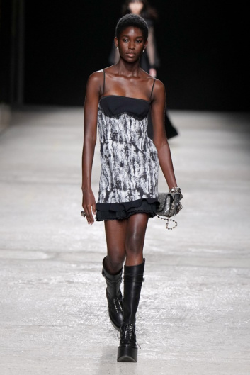 Fotoservizio/FW 22-23/WOMEN/SFILATA/PORTS 1961/DP2/10