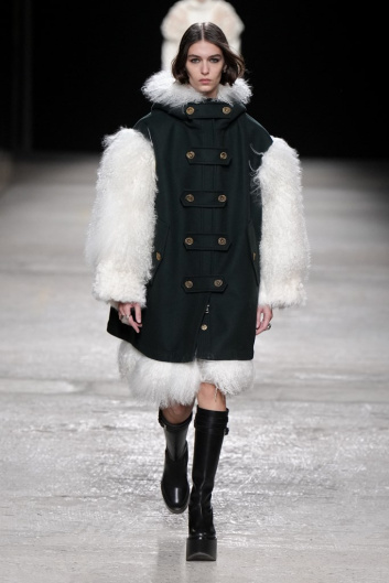 Fotoservizio/FW 22-23/WOMEN/SFILATA/PORTS 1961/DP2/14