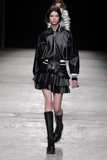 Fotoservizio/FW 22-23/WOMEN/SFILATA/PORTS 1961/DP2/8