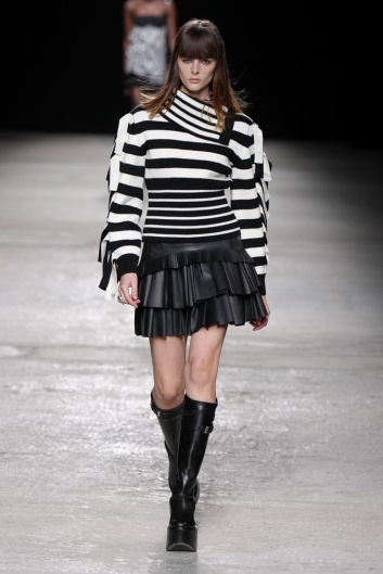 Fotoservizio/FW 22-23/WOMEN/SFILATA/PORTS 1961/DP2/9
