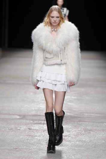 Fotoservizio/FW 22-23/WOMEN/SFILATA/PORTS 1961/DP2/17
