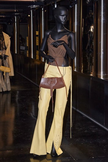 Fotoservizio/FW 22-23/WOMEN/PRESENTAZIONE/RADICA STUDIO/DP2/1