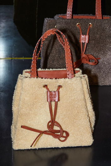 Fotoservizio/FW 22-23/WOMEN/PRESENTAZIONE/RADICA STUDIO/DP2/29