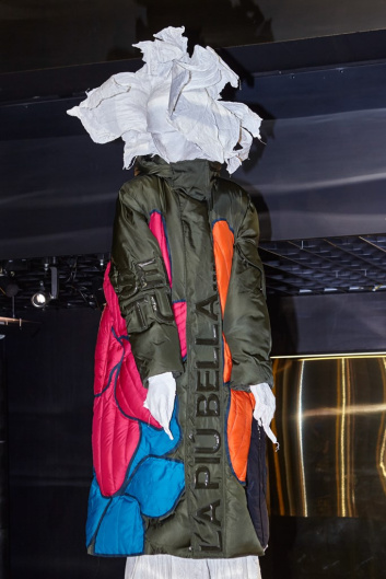 Fotoservizio/FW 22-23/WOMEN/PRESENTAZIONE/TIZIANO GUARDINI/DP2/3