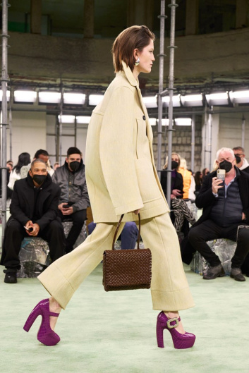 Fotoservizio/FW 22-23/WOMEN/SFILATA/BOTTEGA VENETA/DP2/12