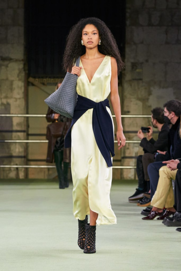 Fotoservizio/FW 22-23/WOMEN/SFILATA/BOTTEGA VENETA/DP2/46