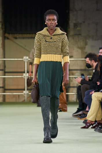 Fotoservizio/FW 22-23/WOMEN/SFILATA/BOTTEGA VENETA/DP2/56