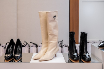 Fotoservizio/FW 22-23/WOMEN/PRESENTAZIONE/MARIO VALENTINO/DP2/25