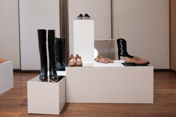 Fotoservizio/FW 22-23/WOMEN/PRESENTAZIONE/MARIO VALENTINO/DP2/20