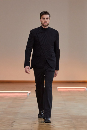 Fotoservizio/FW 22-23/WOMEN/PRESENTAZIONE/RAMZEN/DP2/1