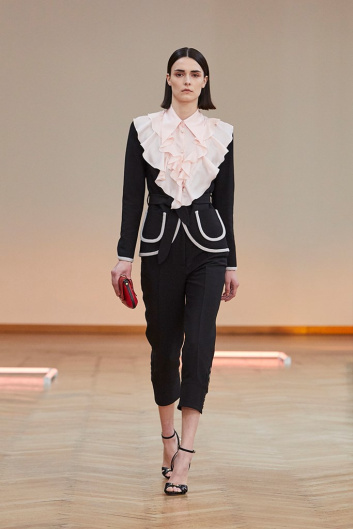 Fotoservizio/FW 22-23/WOMEN/PRESENTAZIONE/RAMZEN/DP2/4