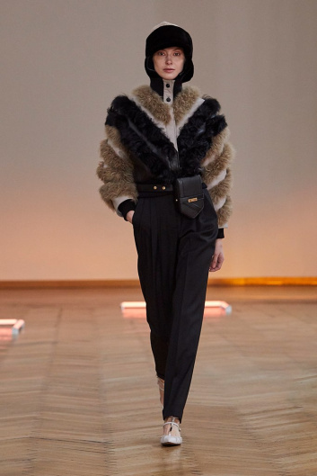 Fotoservizio/FW 22-23/WOMEN/PRESENTAZIONE/RAMZEN/DP2/18