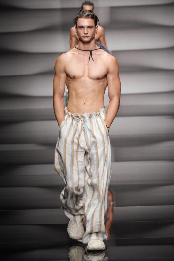 Fotoservizio/SS 2023/MEN/SFILATA/EMPORIO ARMANI/DP2/0