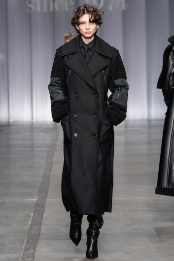 Fotoservizio/FW 23-24/WOMEN/SFILATA/ICEBERG/DP2/2