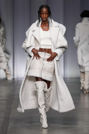 Fotoservizio/FW 23-24/WOMEN/SFILATA/ICEBERG/DP2/1