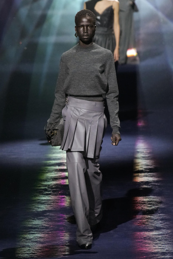 Fotoservizio/FW 23-24/WOMEN/SFILATA/FENDI/DP2/10