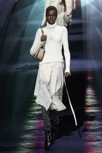 Fotoservizio/FW 23-24/WOMEN/SFILATA/FENDI/DP2/1