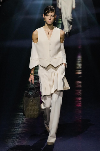 Fotoservizio/FW 23-24/WOMEN/SFILATA/FENDI/DP2/4