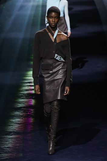 Fotoservizio/FW 23-24/WOMEN/SFILATA/FENDI/DP2/16