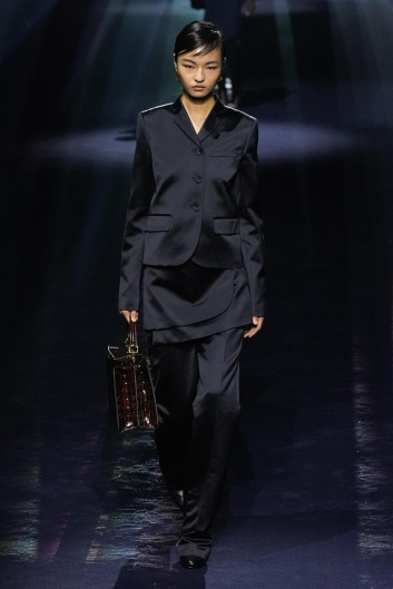 Fotoservizio/FW 23-24/WOMEN/SFILATA/FENDI/DP2/22