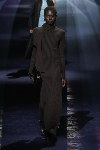 Fotoservizio/FW 23-24/WOMEN/SFILATA/FENDI/DP2/18