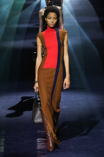 Fotoservizio/FW 23-24/WOMEN/SFILATA/FENDI/DP2/28