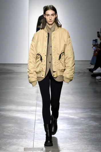 Fotoservizio/FW 23-24/WOMEN/SFILATA/ONITSUKA TIGER/DP2/4