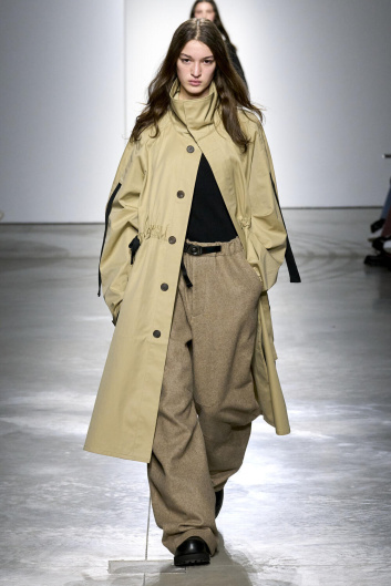 Fotoservizio/FW 23-24/WOMEN/SFILATA/ONITSUKA TIGER/DP2/21