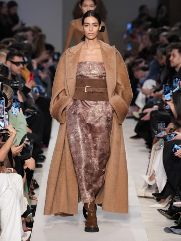 Fotoservizio/FW 23-24/WOMEN/SFILATA/MAX MARA/DP2/3