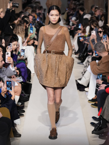 Fotoservizio/FW 23-24/WOMEN/SFILATA/MAX MARA/DP2/4