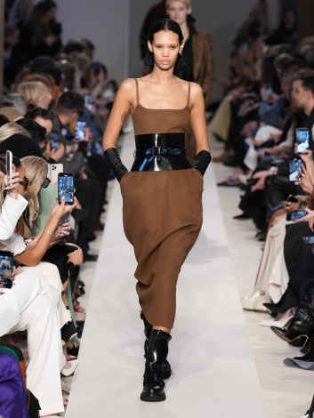 Fotoservizio/FW 23-24/WOMEN/SFILATA/MAX MARA/DP2/1
